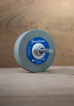 Video showing a chisel being sharpened using the SharpStone grinding disc mounted on a spade bit in a cordless drill – fast and mobile sharpening solution.