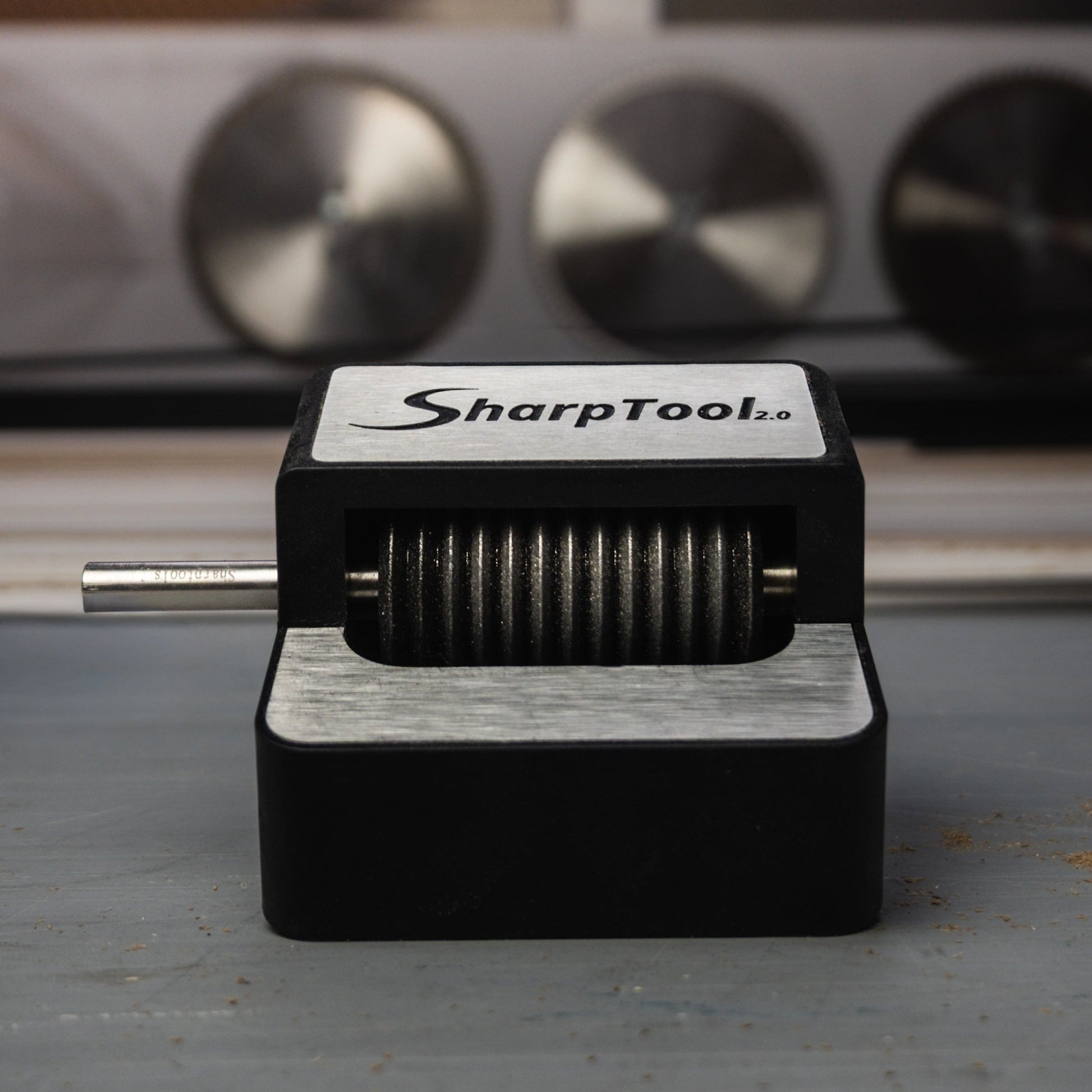 SharpTool 2.0 compacte slijptool voor multitoolbladen in een professionele werkplaatsomgeving