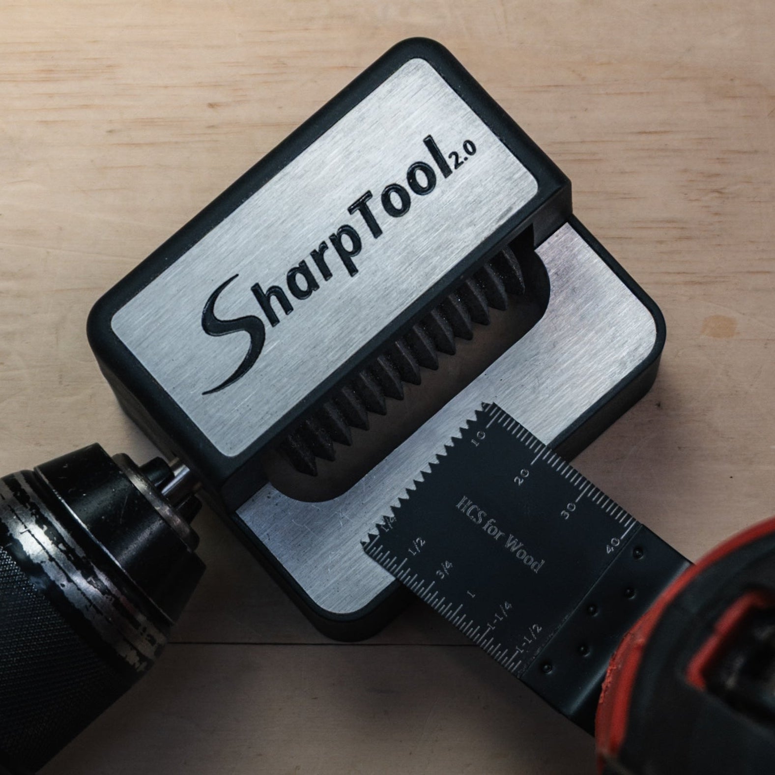 SharpTool 2.0 die een multitoolblad snel en efficiënt aanscherpt met een boormachine scherpe tanden zichtbaar van de multitool
